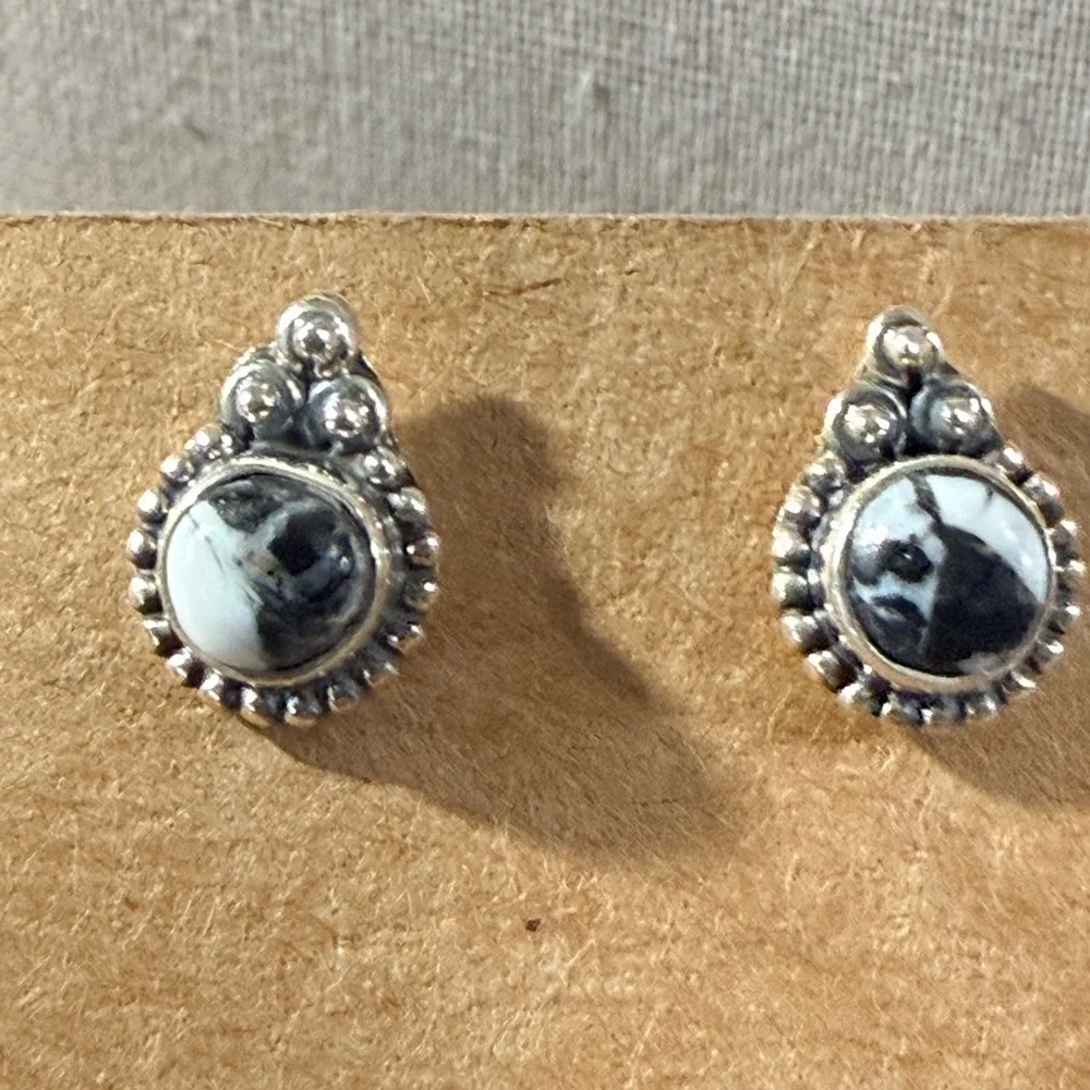 Elegant Silver White & Black White Buffalo  Stud Earrings, New, Southwest - Picture 2 of 4
